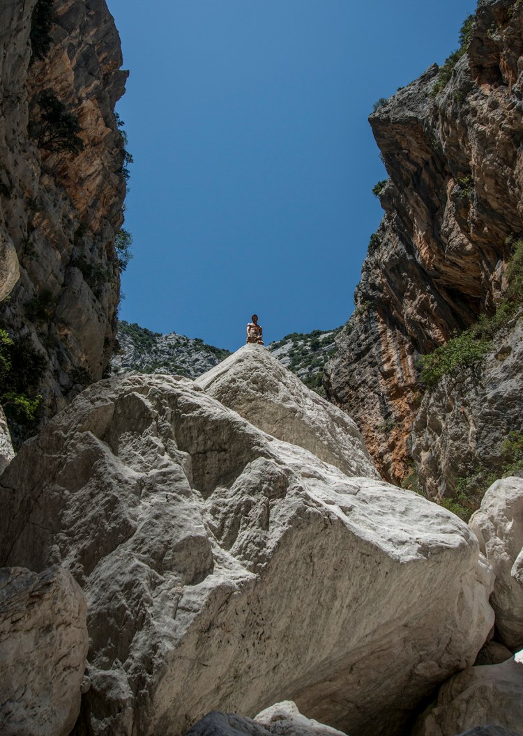Big white boulders in the canyon