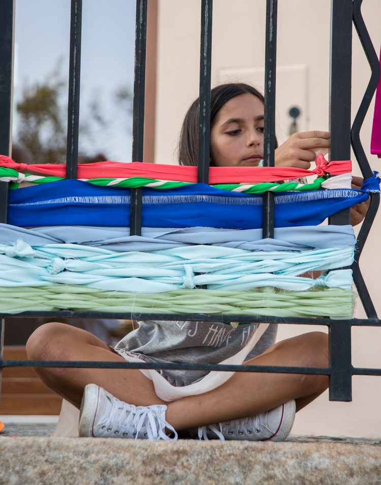 Weaving on the railings